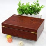 wood-chocolate-coated-dates-box-03